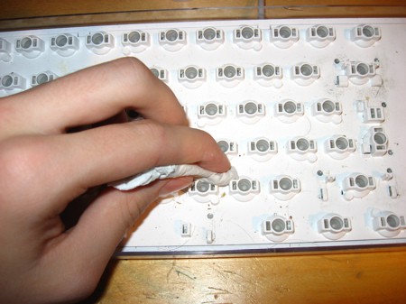 Cleaning the Apple Keyboard